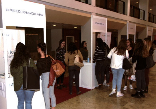 Estudiants als estands del Hall de Dret